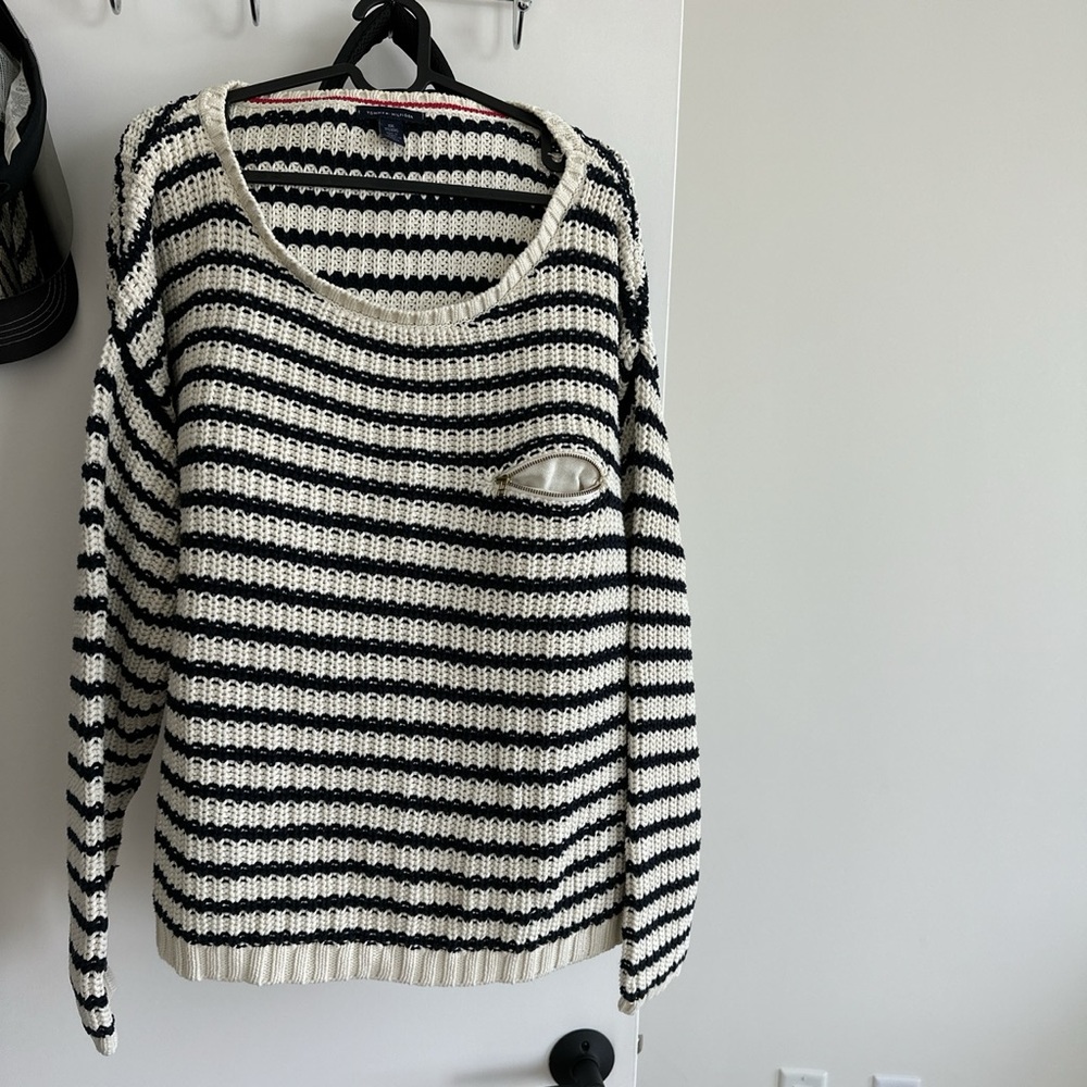 Tommy hilfiger , worn a few times. The size is xxl but could be boyfriend style